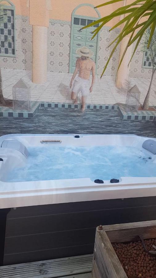 La Maison De L Artiste - D'hôtes à - Avec Jacuzzi Couette-café *
